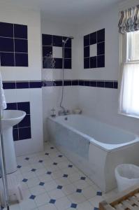 KentMargate Old Town的白色的浴室设有浴缸和水槽。