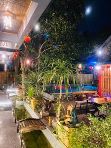宁平Asahi Villa Tam Coc的一个带长椅的庭院和夜间游泳池