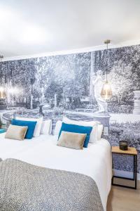 格拉纳达总统酒店的卧室配有带蓝色枕头的大型白色床