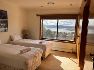 金德拜恩Top Deck by Kristall Apartments的客房设有两张床和大窗户。