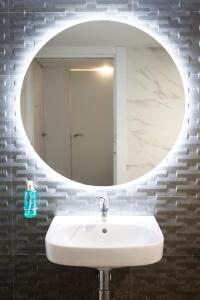 格拉纳达总统酒店的浴室设有白色水槽和镜子