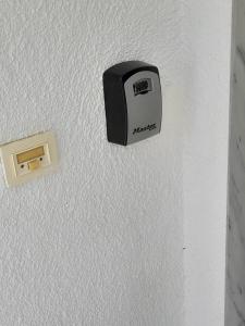 尼坡帝Maisonette Basilissa的墙上的黑白电源插座