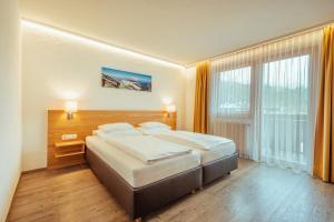 锡利安吉赛尔酒店的一间卧室设有一张大床和一个大窗户