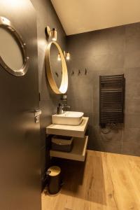 Veľká TŕňaUbytovanie na Tokaji Empora Apartman的一间带水槽和镜子的浴室