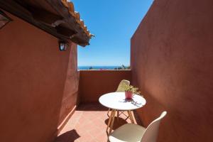 拉奥利瓦Home2Book Ocean Surf House Fuerteventura的海景阳台上的桌椅