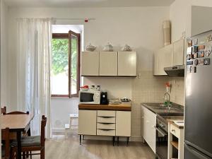 Serra San QuiricoLa Piazzetta的厨房配有微波炉