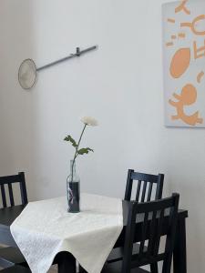 博萨Sardinian Gallery Corso的花瓶上的桌子