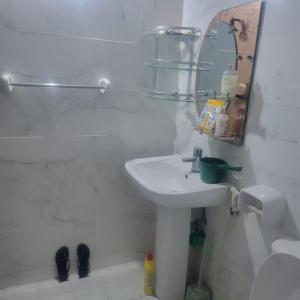 NgamboBaraste zanzibar的白色的浴室设有水槽和镜子