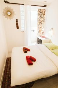 拉西约塔Cozy room on the beach的卧室配有一张床上的2个红色床垫