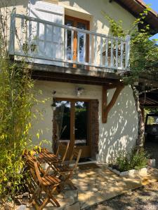 Lisle-sur-Tarngîte de Fontjalabert en campagne tout confort的带阳台和2把木椅的度假屋