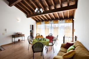 Collepasso佩拉德尔苏德住宿加早餐旅馆的客厅配有沙发和桌椅