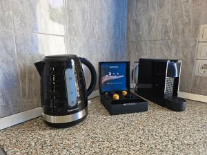 锡基诺斯岛Galini Apartments Sikinos Travel的柜台上的咖啡机和咖啡壶
