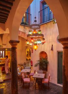 塔里法La Sacristía的一间带桌椅和吊灯的餐厅