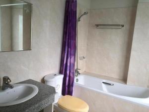 茶云莱海滩查汶海塔拉酒店的浴室配有盥洗盆、卫生间和浴缸。