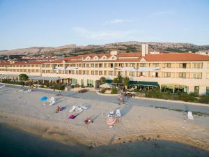 帕格Family Hotel Pagus - All Inclusive的海滩上与人们一起的酒店空中景观