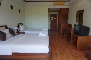 茶云莱海滩查汶海塔拉酒店的酒店客房设有两张床和电视。