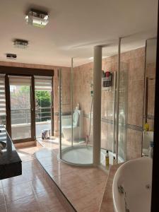 Los TomillaresVILLA TOMILLARES的带淋浴、浴缸和盥洗盆的浴室