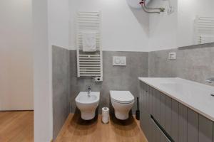 热那亚Casa Picasso的浴室配有卫生间、盥洗盆和浴缸。