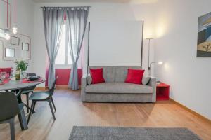 热那亚Casa Picasso的客厅配有沙发和桌子