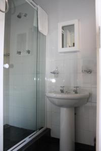 昆斯敦Cozi Corner的一间带水槽和玻璃淋浴的浴室