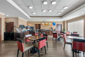 沃思堡Comfort Inn & Suites Fort Worth - Fossil Creek的一间带桌椅的餐厅和一间酒吧