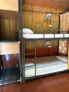 宁平塔姆卡可民宿的客房内的两张双层床