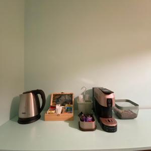 MiglianicoLemon tree suite al golf的厨房柜台配有咖啡机和烤面包机