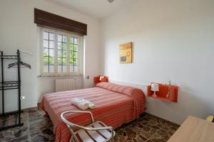加利亚诺德尔卡波Casa Libeccio的一间卧室设有一张床和一个窗口