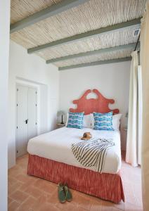 塔里法El Escondite Tarifa的一间卧室配有一张带蓝色枕头的大床