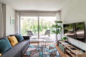 洛迦诺Linda Terrace by Quokka 360 - modern one-bedroom flat with sun terrace的带沙发和大窗户的客厅