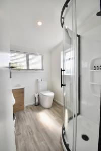 陶波Premium Comfortable Lake View 2BR的带淋浴和卫生间的白色浴室