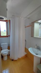莫奈姆瓦夏AGNANTIO HOME的浴室设有卫生间和白色的淋浴帘