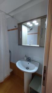 莫奈姆瓦夏AGNANTIO HOME的浴室设有白色水槽和镜子