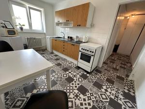 科希策Apartment YuPa的厨房铺有白色和黑色的瓷砖地板。