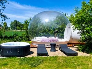 罗兹W BAŃCE Glamping的花园内的泡沫,花园内设有浴缸和球