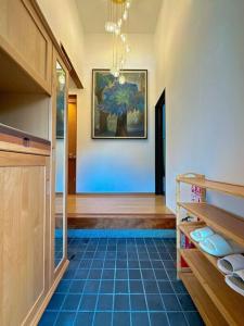 大津三米-鶴舞琵琶湖-biwako的走廊上设有蓝色瓷砖地板和绘画