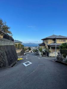 大津三米-鶴舞琵琶湖-biwako的一条空的街道,路上有标志