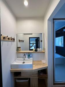 大津三米-鶴舞琵琶湖-biwako的一间带水槽和镜子的浴室