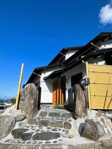 大津三米-鶴舞琵琶湖-biwako的建筑前有石头道的房子