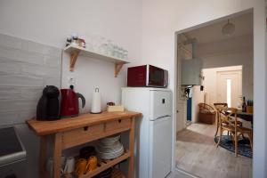 包道乔尼托毛伊Piccoleto Bianco的厨房配有白色冰箱和微波炉