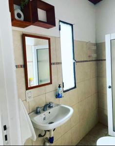 GualeguaychúLa Paisanita Gualeguaychú #lapaisanitagchu的一间带水槽和镜子的浴室