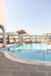 伊奥斯乔拉日升酒店的大楼顶部的大型游泳池