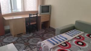 拉夫达стаи за гости Росица的小房间设有书桌和电视