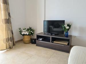 莫哈卡尔Residential Oasis 25的客厅配有台面上的平面电视