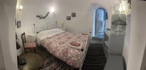 梅萨雷亚埃曼狄纳住宿加早餐旅馆的一间卧室配有一张带红色和白色床罩的床。