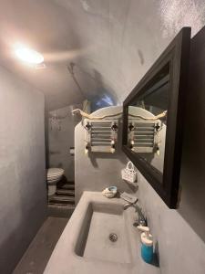 梅萨雷亚埃曼狄纳住宿加早餐旅馆的一间带水槽、镜子和卫生间的浴室