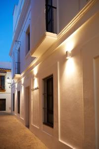 塔里法El Escondite Tarifa的白色的建筑,边有灯