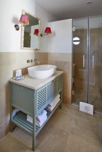 塔里法El Escondite Tarifa的一间带水槽和淋浴的浴室