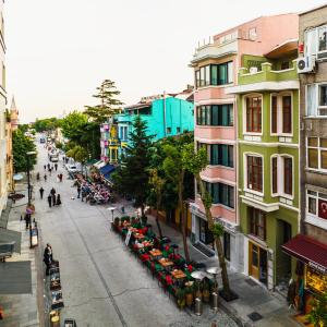 伊斯坦布尔Tin Suites的享有城市街道上方建筑的景致