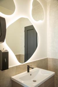 乔尔蓬阿塔Silence hotel的一间带水槽和镜子的浴室